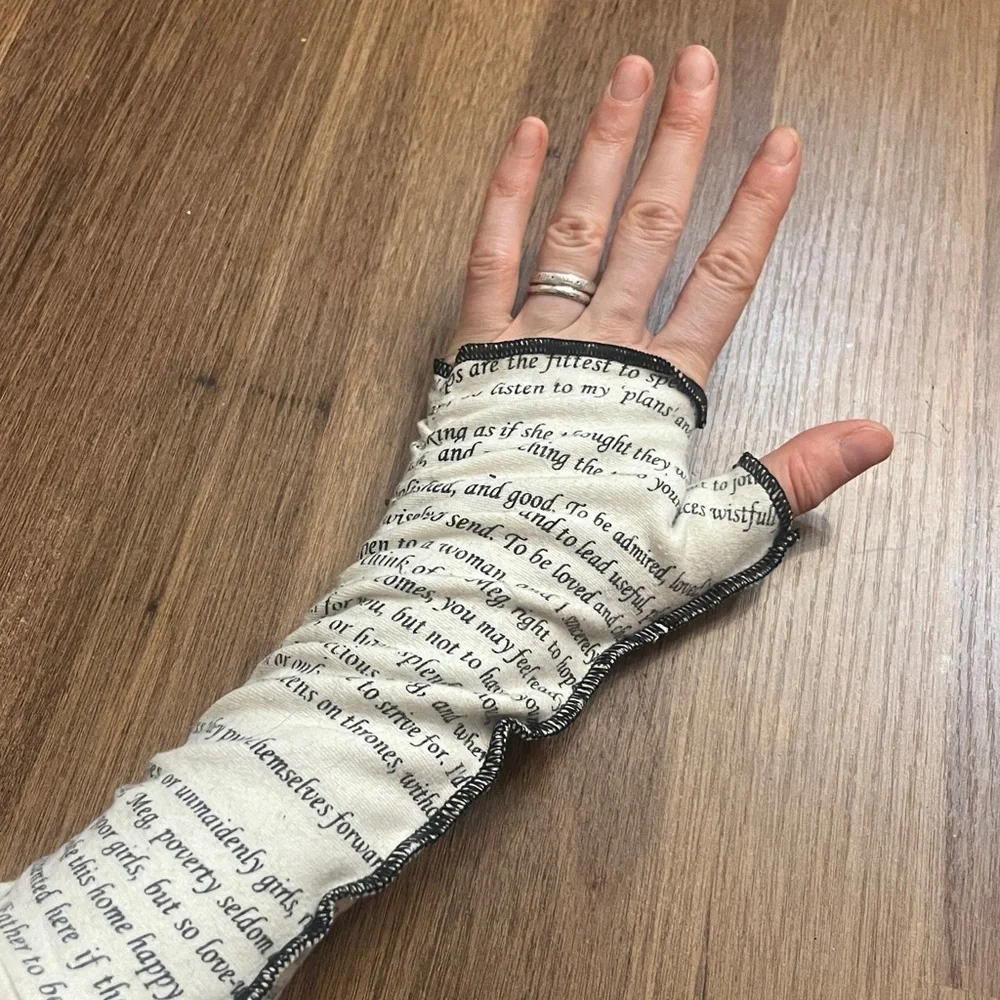Storiarts Little Women Writing Gloves - Picture 2 of 3
